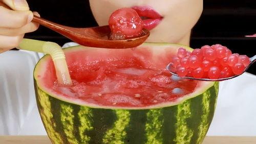 食堂吃瓜情侣,甜蜜情侣的日常甜蜜瞬间