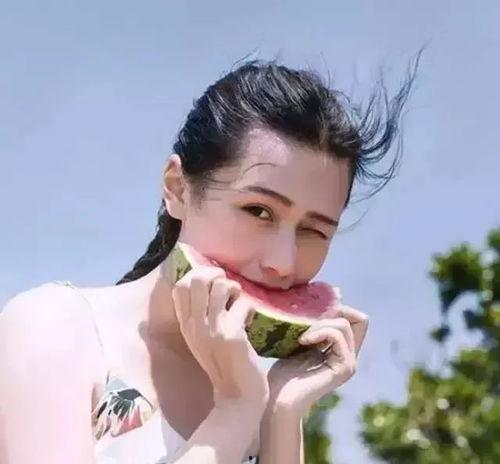 闷头吃瓜女孩头像,闷头吃瓜女孩的静谧时光