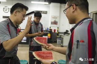 外卖小哥围观吃瓜,街头一幕引发热议