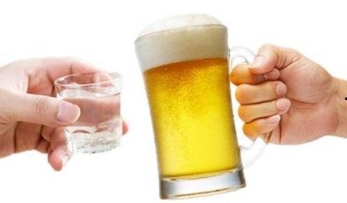 寝室里喝啤酒吃瓜,啤酒配瓜果，夏日夜谈乐无边