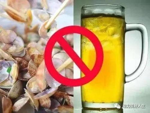 寝室里喝啤酒吃瓜,啤酒配瓜果，夏日夜谈乐无边