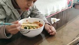 臭臭吃大瓜,一场趣味横生的美食冒险之旅