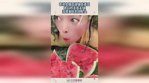 搞笑姐吃瓜,笑料百出，瓜田里的欢乐盛宴