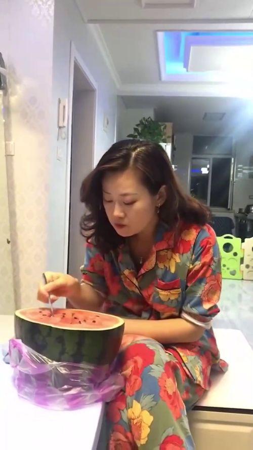 搞笑姐吃瓜,笑料百出，瓜田里的欢乐盛宴