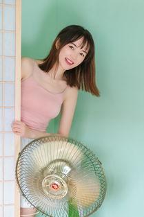 清纯可爱少女吃瓜,萌态十足引网友热议