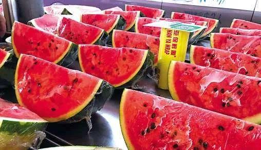 青岛情侣吃瓜,共享夏日浪漫时光