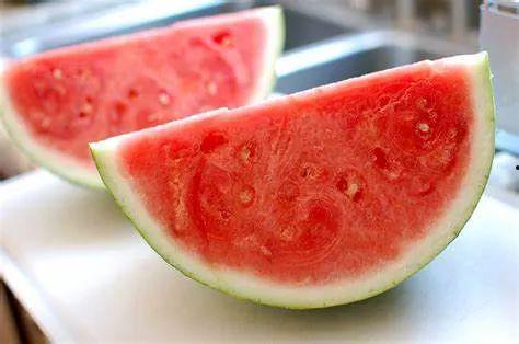 吃瓜就要半个挖着吃,半个挖着吃的独特吃瓜体验