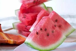 吃瓜就要半个挖着吃,半个挖着吃的独特吃瓜体验